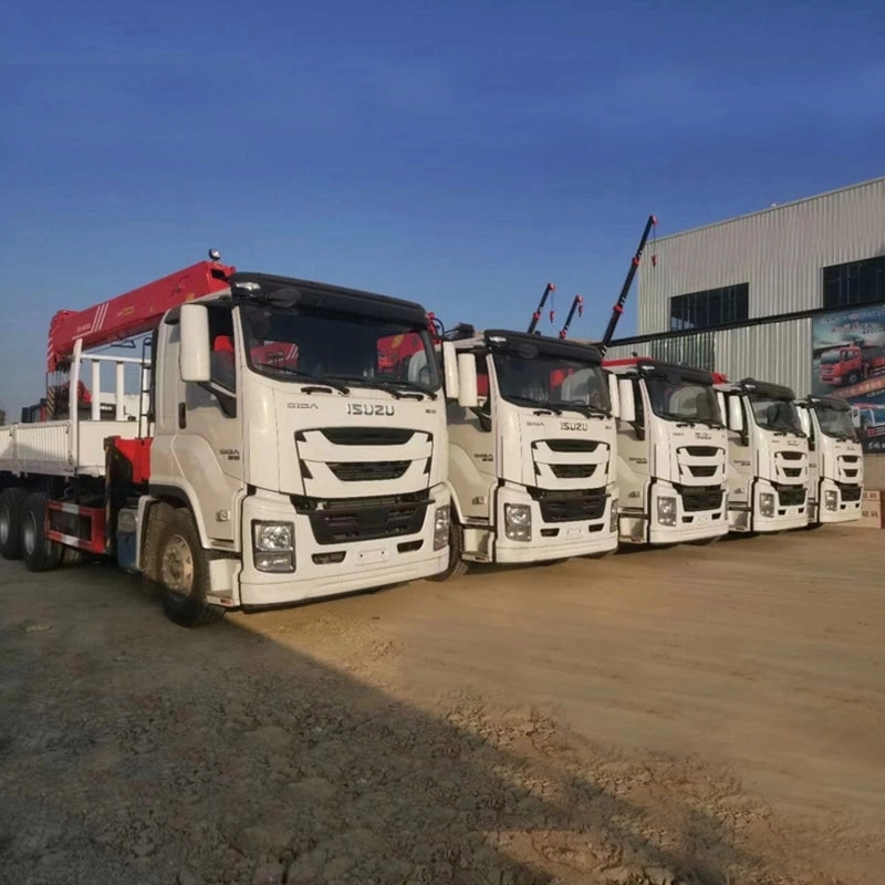 Isuzu 12Ton Floding Crane Truck Side View