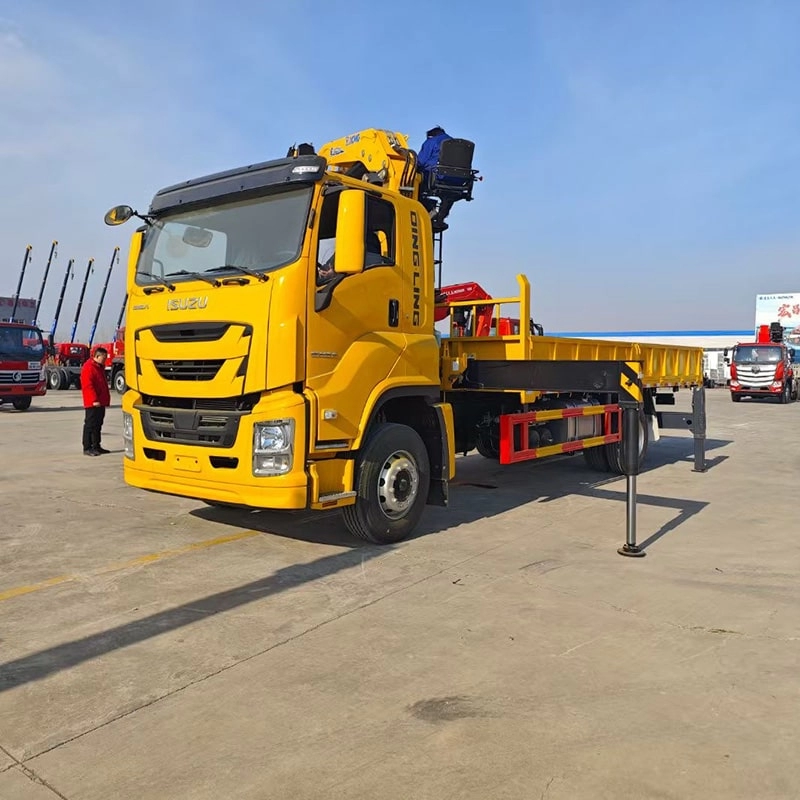 Isuzu GIGA 10Ton Folding Crane Truck Side View