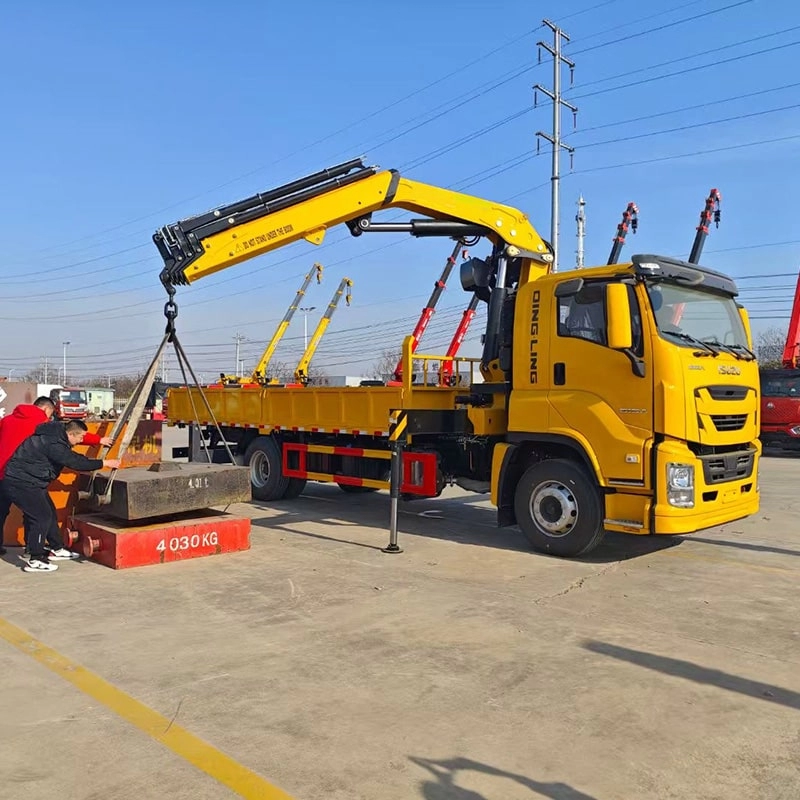 Isuzu GIGA 10Ton Folding Crane Truck Side View