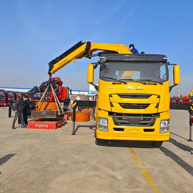 Isuzu GIGA 10Ton Folding Crane Truck Front View