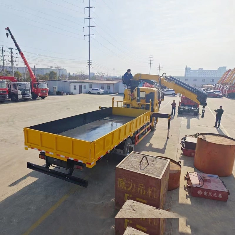 Isuzu GIGA 10Ton Folding Crane Truck Side View