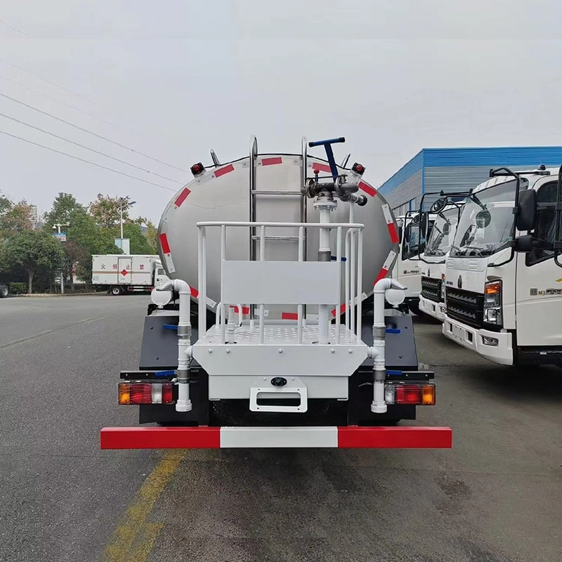 Isuzu KV600 Small Bulk Milk Tanker Truck 