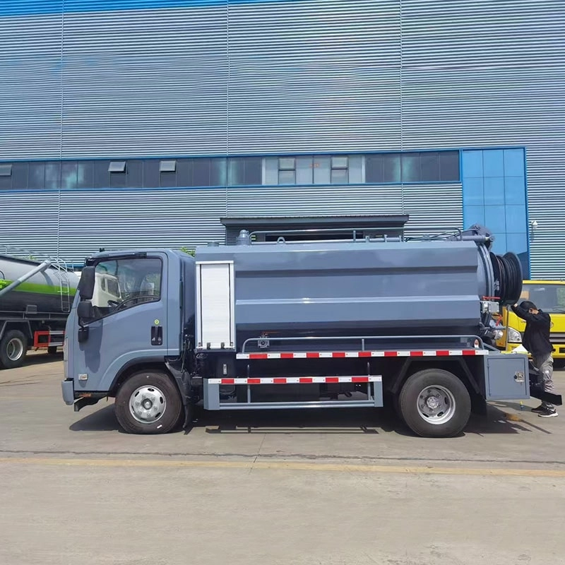 Isuzu 8000L Vacuum Sewer Jetting Truck Side View