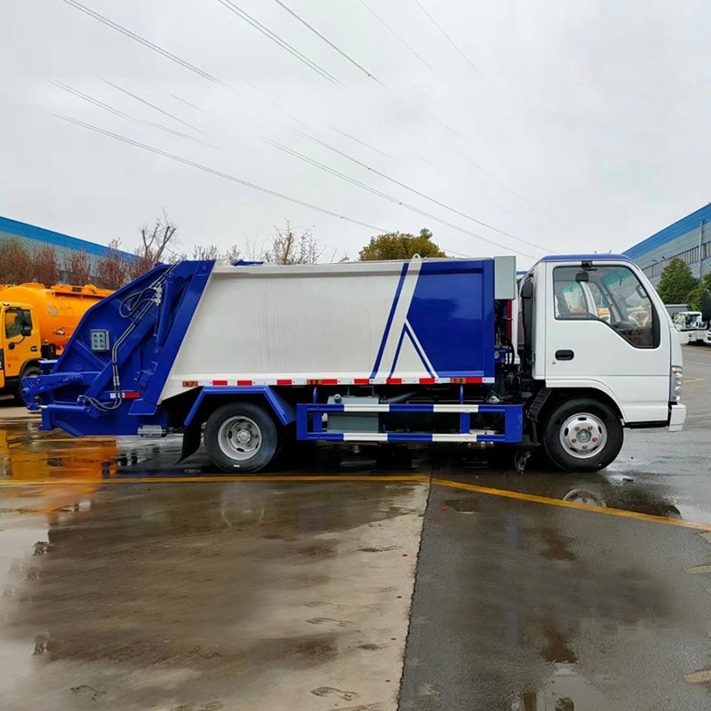 Isuzu Garbage Truck Compactor Side View