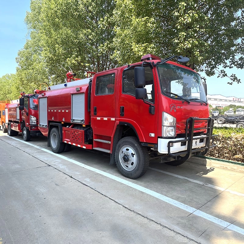 Isuzu Foam Water Fire Rescue Truck Side View